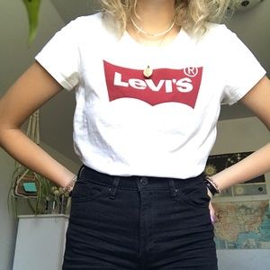 white tee shirt with red levi’s logo!